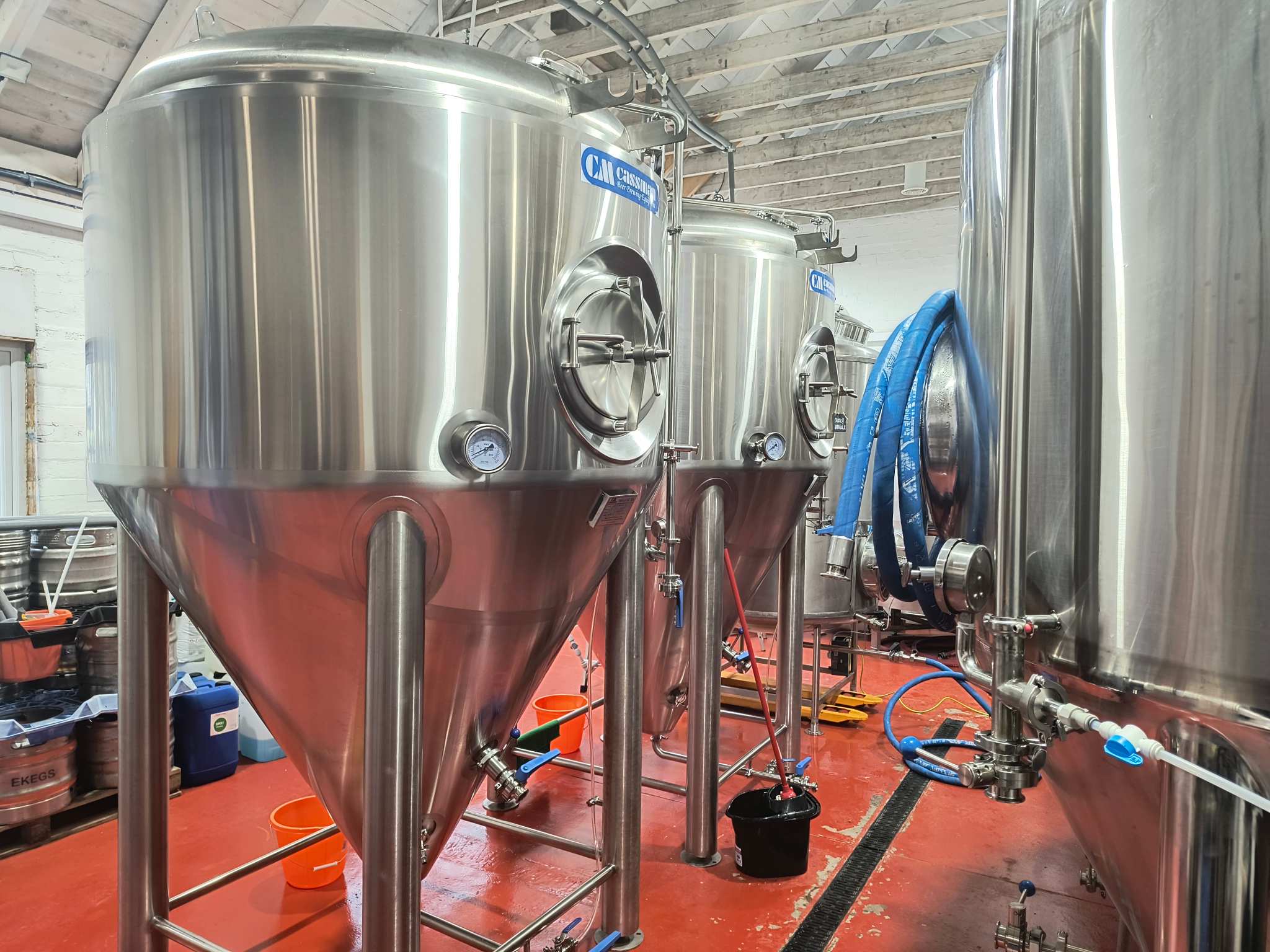  Tanques de fermentaci&oacute;n de 2.000 litros puestos en marcha en Lyon, Francia: estables, higi&eacute;nicos y repetibles